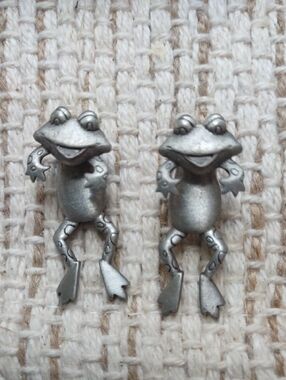 Earrings For Frog Lovers! Vintage Pewter 2 Piece Earrings. Excellent Condition.